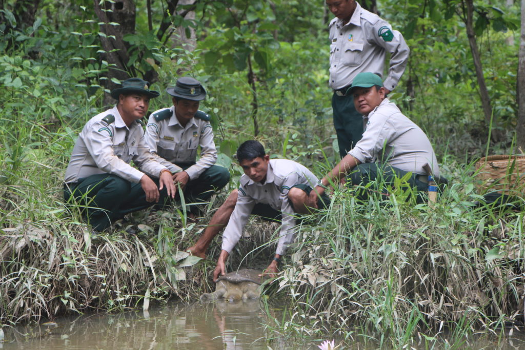 Waldhüter bei der Arbeit in Chatthin Wildlife Schutzgebiet, Myanmar.