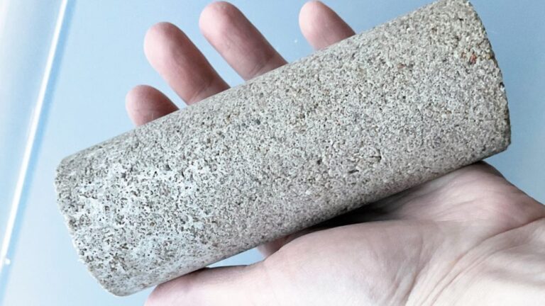 Der Biomineralisierungsprozess erfordert große Mengen an Urin, etwa 26.000 Liter pro Kubikmeter Biobeton.